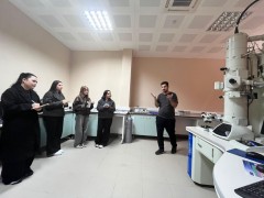 Bayramiç Meslek Yüksek Okulu Laboratuvar Teknolojisi Programı öğrencileri için 26.12. 2025 tarihinde ÇOMÜ Bilim ve Teknoloji Uygulama Merkezi’ne (ÇOBİLTUM) teknik gezi gerçekleştirilmiştir.