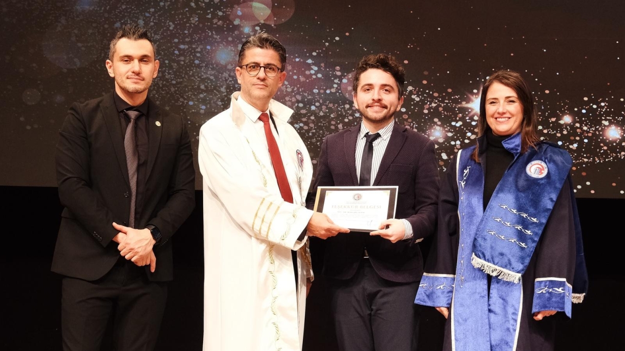 ÇOMÜ’nün Enleri Ödül Töreninde Doç. Dr. Berkant Sezer’e İki Önemli Ödül