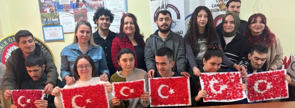 ÖZEL BİREYLER VE ÖĞRETMEN ADAYLARI 18 MART RUHUNU BAYRAKLARLA YAŞATTI