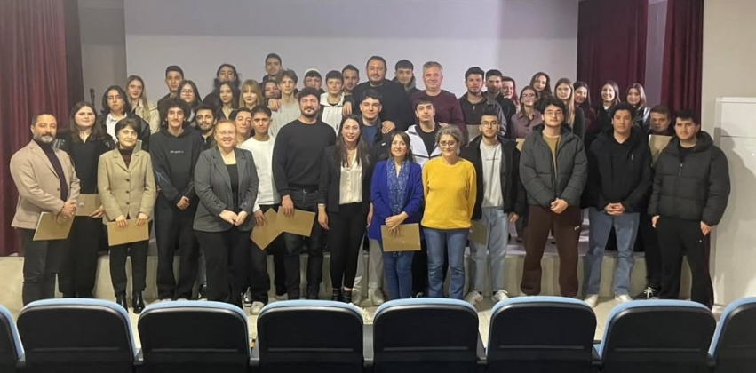 Gelibolu Çalıştayı kapsamında görev alan akademisyen ve öğrencilere teşekkür belgeleri takdim edildi.