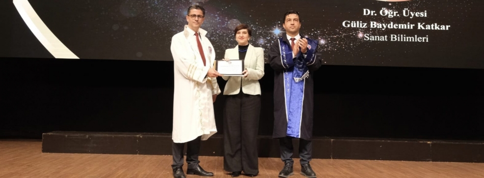 Çanakkale Onsekiz Mart Üniversitesi En'leri Ödülleri Sanat Bilim Alanında Dr. Öğr. Üyesi Güliz Baydemir Katkar'ın Başarısı