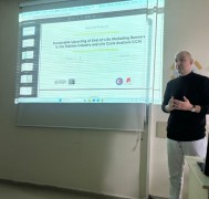 “Birleşik Krallık’ta Sanat ve Tasarım Doç. Dr. Kenan Saatçioğlu tarafından Eğitiminde Sürdürülebilir Yaklaşımlar: Manchester Fashion Institute Deneyimi” isimli sunum gerçekleştirildi