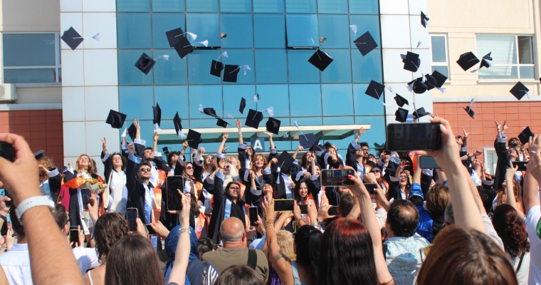 Güzel Sanatlar Fakültesi Mezuniyet Töreni Büyük Bir Coşkuyla Gerçekleşti