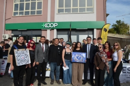 Rektörümüz Prof. Dr. Ramazan Cüneyt Erenoğlu, Dezenformasyonla Mücadele Kulübü’nün Standını Ziyaret Etti