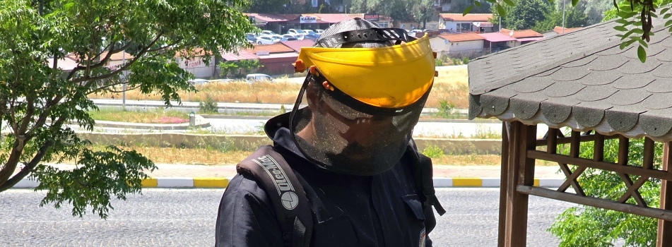 ÜNİVERSİTEMİZ PEYZAJ EKİBİNİN ÇALIŞMALARI YERİNDE GÖZLEMLENEREK, ÇALIŞANLARA GEREKLİ UYARILAR VE TAVSİYELER VERİLDİ.