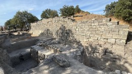 Troya Kazılarında 4 Bin 500 Yıllık Altın Broş ve Nadir Bir Yeşim Taşı Bulundu