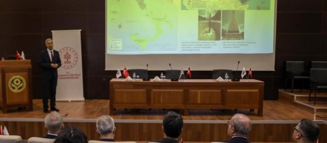 Dekanımız Prof. Dr. Nurettin ARSLAN Tarafından Assos'un Kazı ve Araştırma Tarihine İlişkin Konferans Verildi