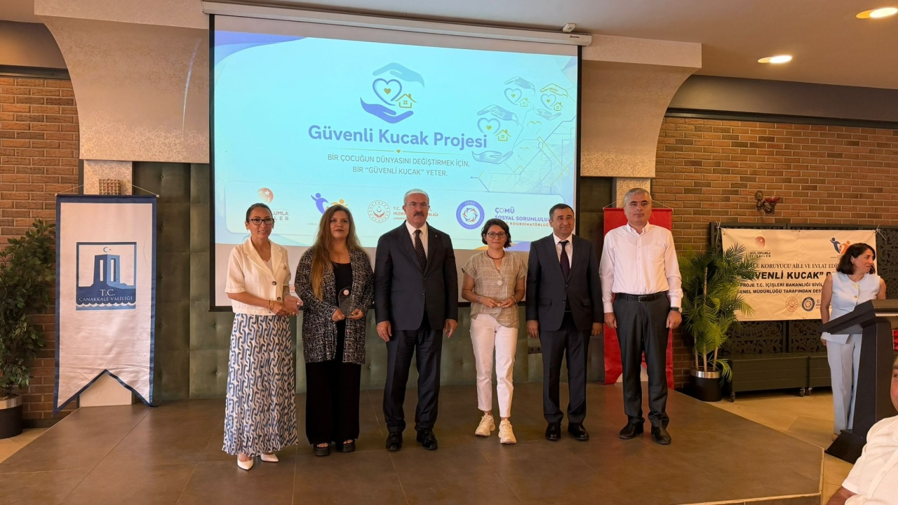 ÇOMÜ Sosyal Sorumluluk Proje Koordinatörlüğü Güvenli Kucak Projesi Kapanış Törenine Katıldı