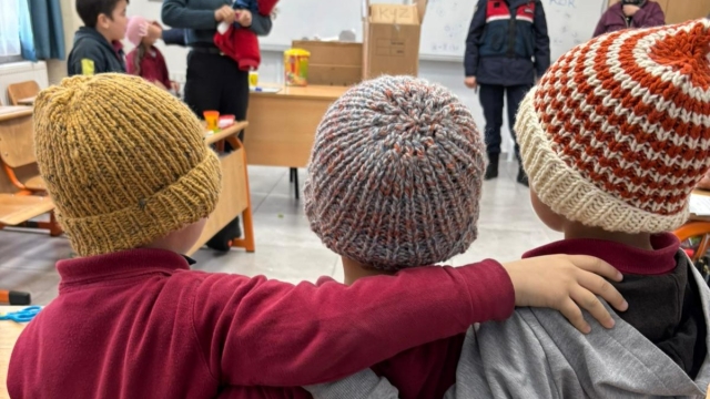 KARDEŞİME ÖRÜYORUM Projesi Ayvacıklı Miniklerle Buluştu