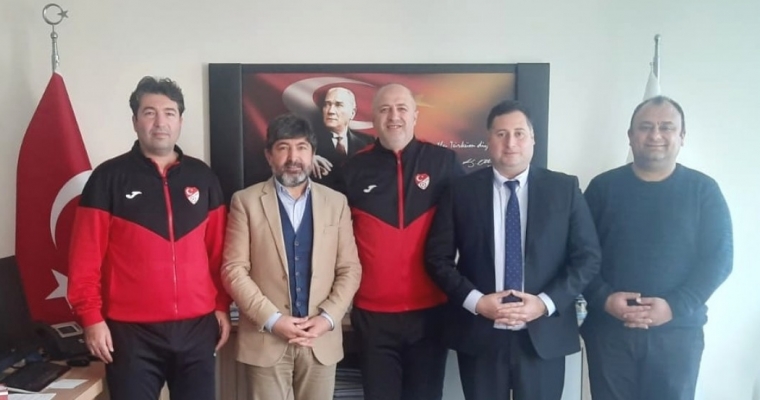Türkiye Futbol Federasyonu (TFF) Hakem Kurulu Üyeleri Dekan Prof. Dr Hürmüz Koç'u makamında ziyaret etti.