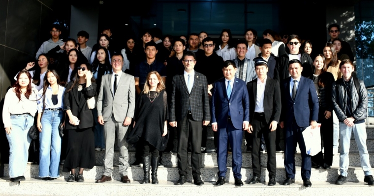 Kazakistan Başkonsolosu Amankul, ÇOMÜ'de Rektör Erenoğlu'nu Ziyaret Ederek Öğrencilerle Buluştu