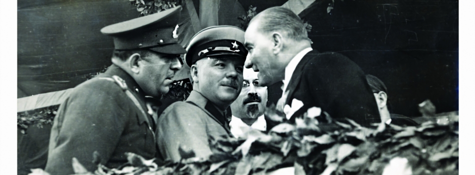 Türkiye Cumhuriyeti Cumhurbaşkanı Mustafa Kemal Atatürk ve SSCB Savunma Komiseri Kliment Yefremoviç Voroşilov, Türkiye Cumhuriyeti’nin 10. yıldönümü 