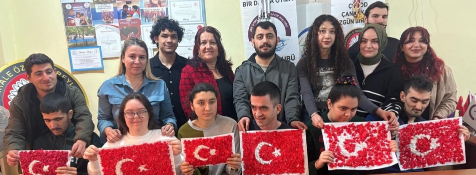 ÖZEL BİREYLER VE ÖĞRETMEN ADAYLARI 18 MART RUHUNU BAYRAKLARLA YAŞATTI 