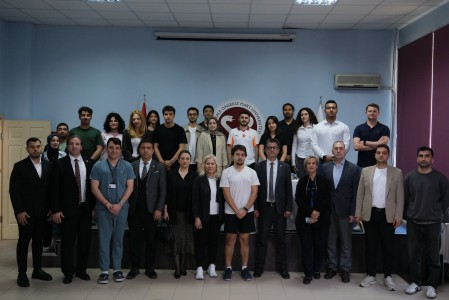 Rektör Erenoğlu Tıp Fakültesi Öğrencileriyle Bir Araya Geldi