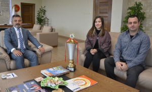 Rekt&ouml;r Prof. Dr. Y&uuml;cel Acer, Satran&ccedil; Şampiyonu &Ccedil;OM&Uuml; &Ouml;ğrencisi Didem Yurdakul&rsquo;u Makamında Kabul Etti fotoğraf 1