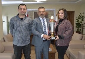 Rekt&ouml;r Prof. Dr. Y&uuml;cel Acer, Satran&ccedil; Şampiyonu &Ccedil;OM&Uuml; &Ouml;ğrencisi Didem Yurdakul&rsquo;u Makamında Kabul Etti fotoğraf 2