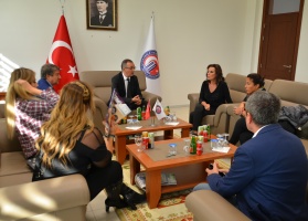 Ünlü Oyuncu Perihan Savaş, İletişim Fakültesi Öğrencileriyle Bir Araya Geldi fotoğraf 2