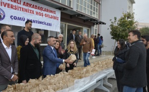 ÇOMÜ Kantinciler Derneği’nden Öğrencilere Elma İkramı fotoğraf 3