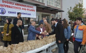 ÇOMÜ Kantinciler Derneği’nden Öğrencilere Elma İkramı fotoğraf 5