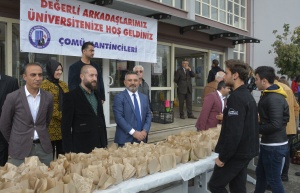 ÇOMÜ Kantinciler Derneği’nden Öğrencilere Elma İkramı fotoğraf 2
