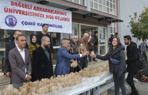 ÇOMÜ Kantinciler Derneği’nden Öğrencilere Elma İkramı fotoğraf 4