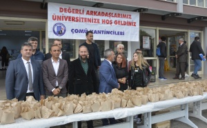 ÇOMÜ Kantinciler Derneği’nden Öğrencilere Elma İkramı fotoğraf 1