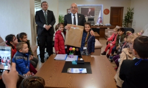 &Ccedil;OM&Uuml; Kreş &Ouml;ğrencilerinden &Ouml;ğretmenler G&uuml;n&uuml; Nedeniyle Rekt&ouml;rl&uuml;ğe Ziyaret fotoğraf 5
