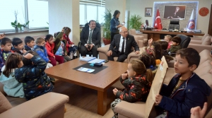 &Ccedil;OM&Uuml; Kreş &Ouml;ğrencilerinden &Ouml;ğretmenler G&uuml;n&uuml; Nedeniyle Rekt&ouml;rl&uuml;ğe Ziyaret fotoğraf 2