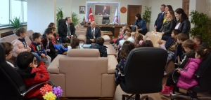 &Ccedil;OM&Uuml; Kreş &Ouml;ğrencilerinden &Ouml;ğretmenler G&uuml;n&uuml; Nedeniyle Rekt&ouml;rl&uuml;ğe Ziyaret fotoğraf 4