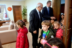 &Ccedil;OM&Uuml; Kreş &Ouml;ğrencilerinden &Ouml;ğretmenler G&uuml;n&uuml; Nedeniyle Rekt&ouml;rl&uuml;ğe Ziyaret fotoğraf 1