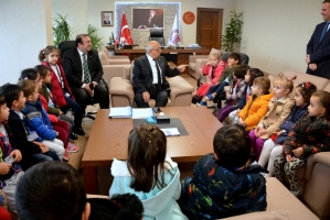 &Ccedil;OM&Uuml; Kreş &Ouml;ğrencilerinden &Ouml;ğretmenler G&uuml;n&uuml; Nedeniyle Rekt&ouml;rl&uuml;ğe Ziyaret fotoğraf 3