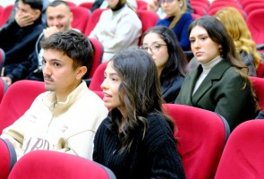 Rekt&ouml;r Erenoğlu, Sosyal Bilimler ve Teknik Bilimler MYO &Ouml;ğrencileriyle Face2Face Etkinliğinde Bir Araya Geldi fotoğraf 3