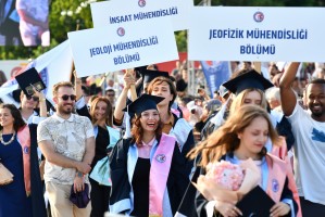 &Ccedil;OM&Uuml; Mezuniyet T&ouml;reni Coşkuyla Ger&ccedil;ekleştirildi fotoğraf 27