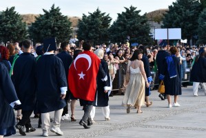 &Ccedil;OM&Uuml; Mezuniyet T&ouml;reni Coşkuyla Ger&ccedil;ekleştirildi fotoğraf 16