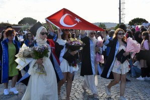 &Ccedil;OM&Uuml; Mezuniyet T&ouml;reni Coşkuyla Ger&ccedil;ekleştirildi fotoğraf 17