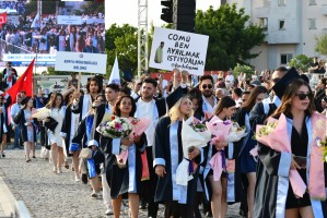 &Ccedil;OM&Uuml; Mezuniyet T&ouml;reni Coşkuyla Ger&ccedil;ekleştirildi fotoğraf 37