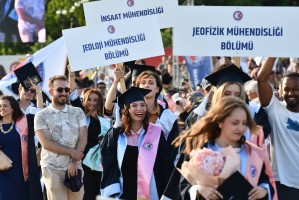 &Ccedil;OM&Uuml; Mezuniyet T&ouml;reni Coşkuyla Ger&ccedil;ekleştirildi fotoğraf 32