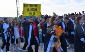 &Ccedil;OM&Uuml; Mezuniyet T&ouml;reni Coşkuyla Ger&ccedil;ekleştirildi fotoğraf 30