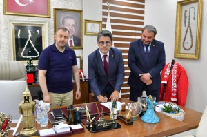 ÇOMÜ ile Ezine Belediyesi Arasında Bedelsiz Hizmet ve İş Birliği Protokolü İmzalandı fotoğraf 3