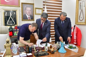 ÇOMÜ ile Ezine Belediyesi Arasında Bedelsiz Hizmet ve İş Birliği Protokolü İmzalandı fotoğraf 1