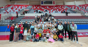 &Ccedil;OM&Uuml; Spor Kul&uuml;b&uuml;&rsquo;nden Net Galibiyet: "Amacımız G&uuml;&ccedil;l&uuml; Bir Voleybol K&uuml;lt&uuml;r&uuml; Oluşturmak" fotoğraf 1
