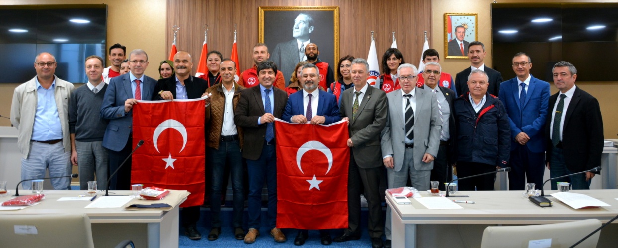 Çanakkale Gençlik ve Spor İl Müdürlüğü, Senato Üyelerine Türk Bayrağı Takdim Etti