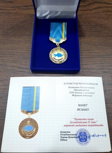 Prof. Dr. Memmed İsmail’e Kazakistan Halk Meclisi'nin 25. Yıldönümü Madalyası