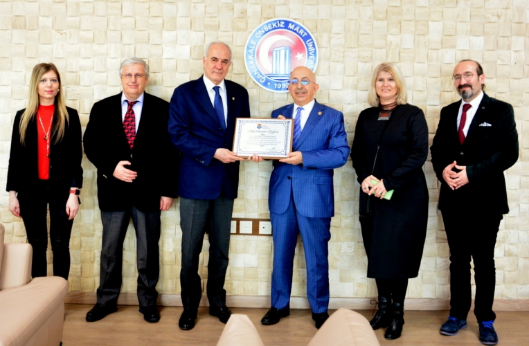 TURAK Başkan Yardımcısı Tarafından ÇOMÜ Rektörü Prof. Dr. Sedat Murat’a Akreditasyon Belgesi Takdim Edildi