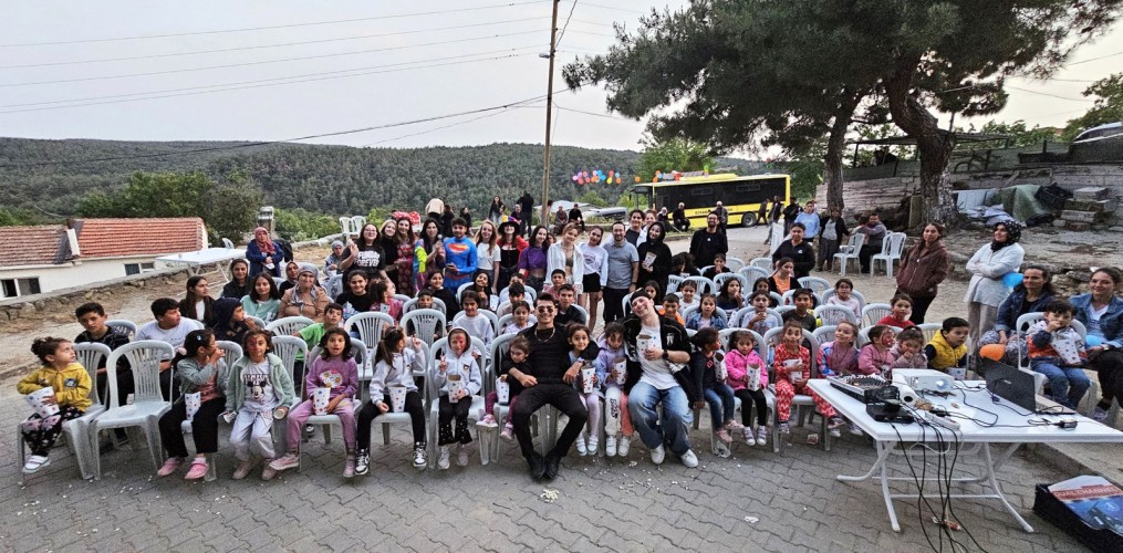 ÇOMÜ’lüler Behramlı’daki Çocukları Açık Hava Sinemasıyla Buluşturdu