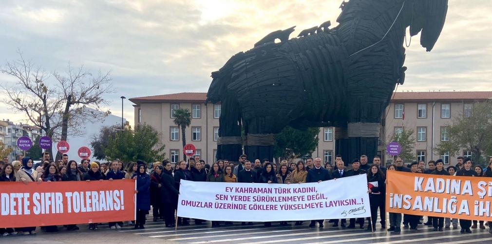 ÇOMÜ Kadına Yönelik Şiddetle Mücadele Günü Destek Yürüyüşüne Katıldı